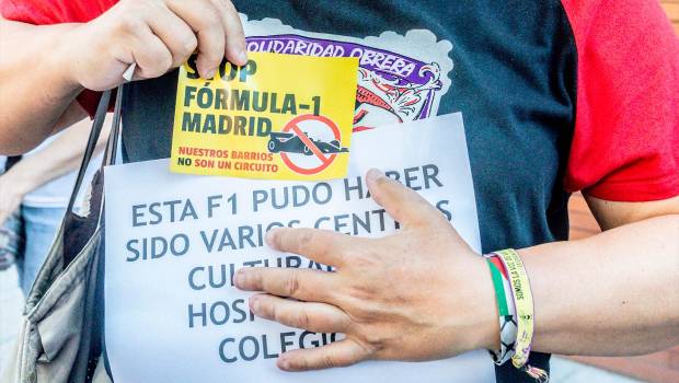 <i>Una persona durante las protestas contra el circuito de F1 en Madrid. / Ricardo Rubio / Europa Press</i>