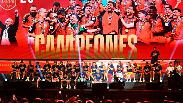 <i>Los jugadores de la selección durante la celebración del Mundial en Cibeles. / Óscar Ortiz / Europa Press.</i>