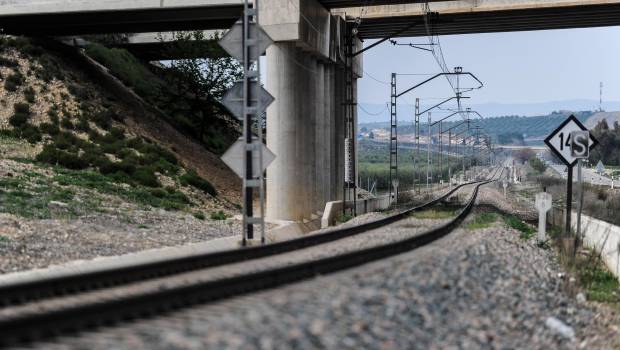<i>Trazado ferroviario sin trenes entre el barrio de Las Infantas y Jaén en una fotografía de Archivo. / Agustín Muñoz / Diario JAÉN.</i>