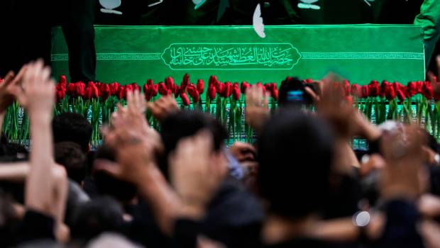 <i>Acto de conmemoración por el antiguo líder supremo de Irán, el ayatolá Alí Jamenei, cerca de la Huseiniya Imam Jomeini de la capital, Teherán (archivo). / Europa Press.</i>