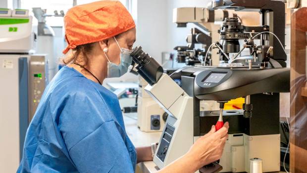 <i>Una profesional de la Unidad de Reproducción Asistida del Hospital de Jaén. / Junta de Andalucía. </i>