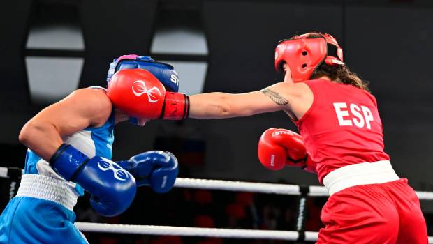 <i>La jiennense Marta López, durante el combate ante la ucraniana, Iuliia Chumgalakova. / Boxeo 21. </i>