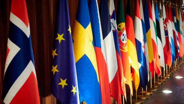 <i>Bandera de la Unión Europea junto a varias banderas de los países pertenecientes, en una imagen de archivo. / Eduardo Sanz / Europa Press.</i>