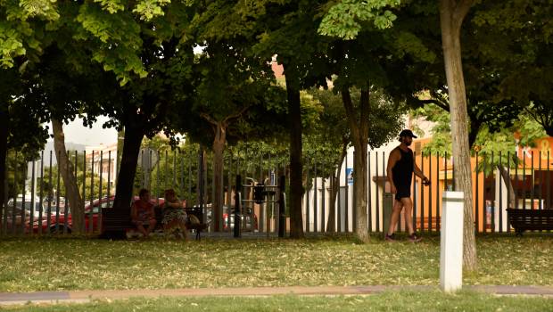 <i>Un hombre paseando por la sombra, en el Parque del Bulevar, en la primera ola de calor del verano. / Juanjes García / Diario JAÉN. </i>