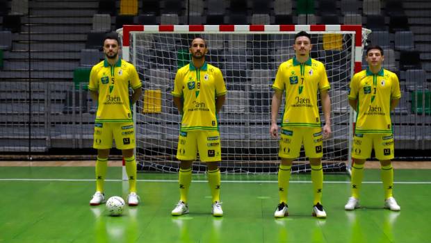 <i>Joao Salla, Boyis, Nando Trindade y Power posan con la nueva camiseta del Jaén Paraíso Interior en el Olivo Secavi. / Jaén Paraíso Interior.</i>