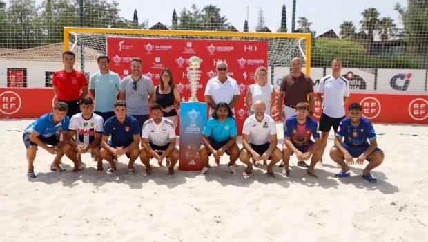 <i>Javier Mañas, África Colomo, Beatriz López y Manuel Arjonilla posan con jugadores, representantes federativos y colegiados en el campo del Hotel HO.</i>