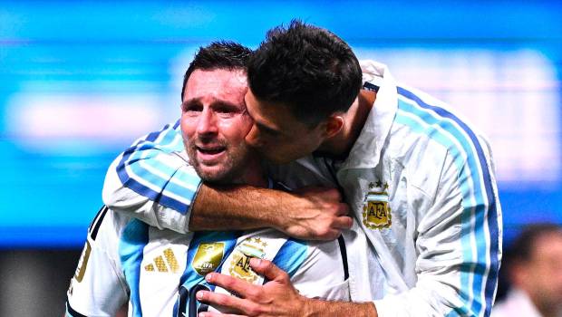 <i>Messi llorando tras la clasificación a cuartos de final en el partido ante Egipto. </i>