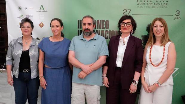 <i>Foto de familia tras el acto de presentación del torneo internacional de ajedrez de Andújar. / Diputación de Jaén. </i>