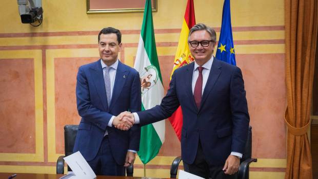<i>El presidente en funciones de la Junta, Juanma Moreno, y el portavoz de Vox Andalucía, Manuel Gavira, firman el acuerdo de gobierno para Andalucia.</i>