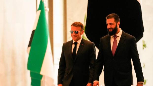 <i>Ahmad al Sharaa llega a Francia con el presidente Emmanuel Macron.</i>