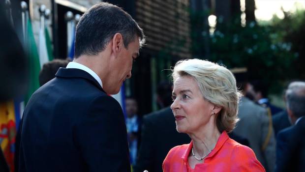 <i>El presidente del Gobierno, Pedro Sánchez y la presidenta de la Comisión Europea, Ursula Von der Leyen / Pool Moncloa / Fernando Calvo / Europa Press. </i>