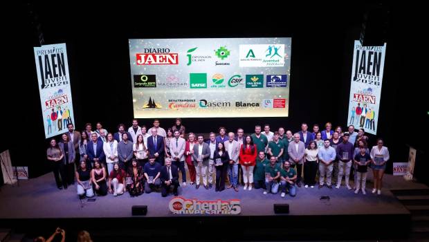 <i>Premiados y asistentes a los Premios Jaén Joven, celebrados en el Salón Guadalquivir de Ifeja. / Jason Moyano / Diario JAÉN. </i>
