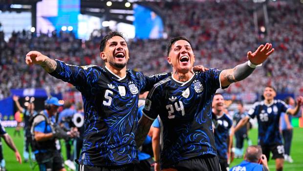 <i>Leandro Paredes y Enzo Fernández celebrando la victoria de Argentina en la semifinal ante Inglaterra. / Europa Press. </i>