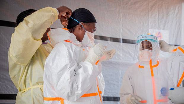 <i>Médicos con ropas especiales para protegerse el ébola. / Europa Press. </i>