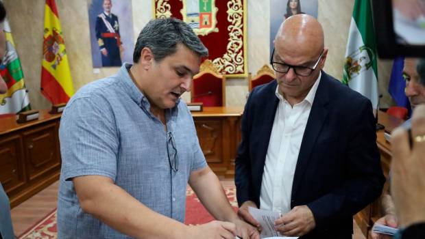<i>Manuel Fernández se reúne con el alcalde de Marmolejo, Manuel Lozano. / Subdelegación del Gobierno de España en Jaén.</i>
