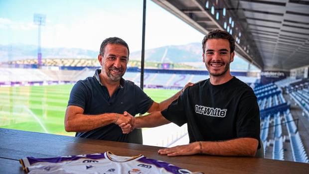 <i>El director deportivo del Real Jaén, Juan Gambero, y David Márquez, tras la firma del contrato / Real Jaén CF.</i>