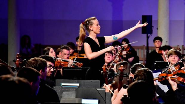 <i>La Orquesta Joven de Andalucía durante su recital en la Antigua Universidad de Baeza dirigida por la prestigiosa directora Isabel Rubio. / Fotografías: Inmaculada Cejudo.</i>