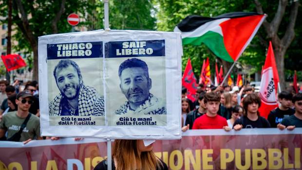 <i>Protesta contra Israel en solidaridad con Thiago Avila y Saif Abukeshek, detenidos acusados de terrorismo mientras participaban en la misión de la Flotilla a Gaza. / Europa Press. </i>