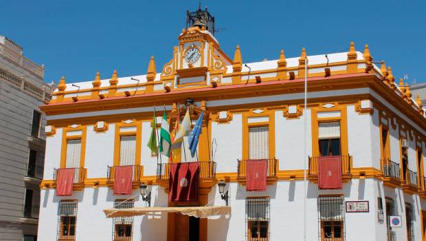 <i>Fachada del Ayuntamiento de Bailén. / Ayuntamiento de Bailén. </i>