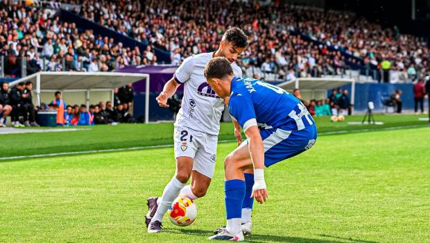 <i>Moha realiza una jugada de ataque en el partido con el Deportivo Alavés B en el playoff. / Real Jaén.</i>