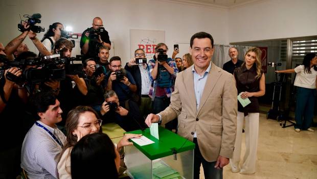 <i>El candidato del PP-A a la reelección al frente de la Junta, Juanma Moreno, ejerce su derecho al voto. / Europa Press.</i>