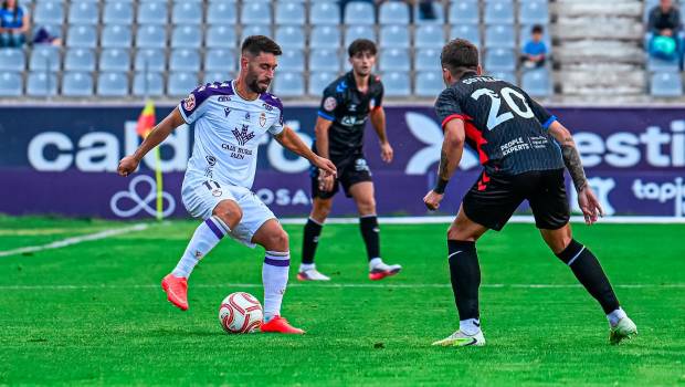 <i>Mario Martos realiza una jugada en el partido ante el Rayo Majadahonda. / Miranda López / Real Jaén.</i>