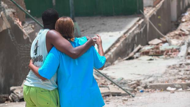 <i>Una pareja se abraza frente a un edificio derrumbado en La Guaira, Venezuela. / Marcos Salgado / Contacto / Europa Press.</i>
