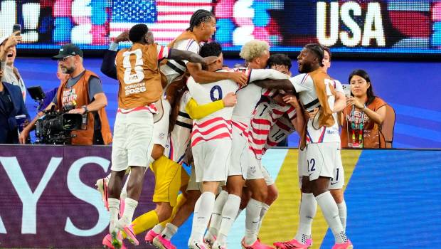 <i>Jugadores de Estados Unidos celebran el triunfo frente a Paraguay. / AFP7 / Europa Press.</i>