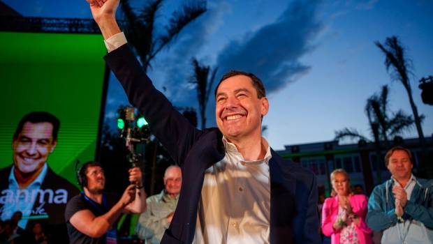 <i>El presidente del PP-A y candidato a la reelección de la Presidencia de la Junta, Juanma Moreno, celebra el fin de fiesta tras el mitin de cierre de campaña celebrado en Málaga, a 15 de mayo. / Europa Press.</i>