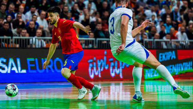 <i>El jugador del Jaén Paraíso Interior FS Dani Zurdo intenta un disparo en un partido con la Selección Española. / Jaén FS.</i>