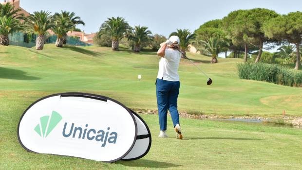 <i>Una de las participantes en el torneo de golf patrocinado por Unicaja. / Unicaja. </i>
