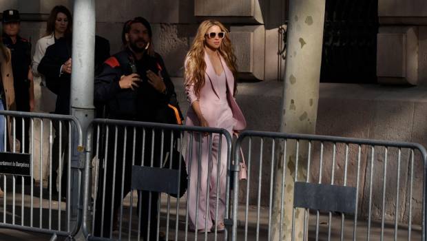 <i>La cantante Shakira, a su salida de la Audiencia Nacional el día que comienza su juicio, a 20 de noviembre de 2023, en Barcelona. / Kike Rincón / Europa Press.</i>