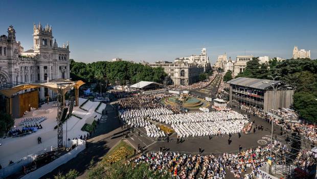 <i>La Plaza de Cibeles, durante la misa de Corpus Christi, presidida por el Papa León XIV. / Carlos Luján / Europa Press.</i>