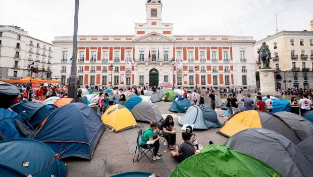 <i>Numerosas personas se concentran en tiendas de campaña para exigir la aprobación de un decreto sobre vivienda. / A. Pérez Meca / Europa Press.</i>