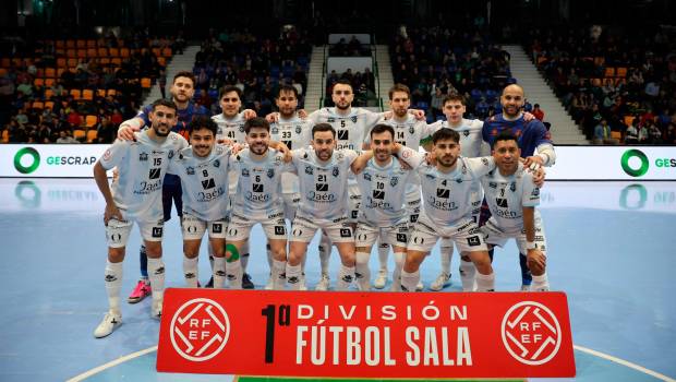 <i>Los jugadores del Jaén Paraíso Interior FS, antes del partido de la temporada pasada en la pista del CD Xota. </i>