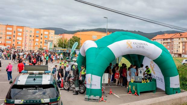 <i>Estand institucional de la Guardia Civil “Parque Vuelta”. / Guardia Civil. </i>