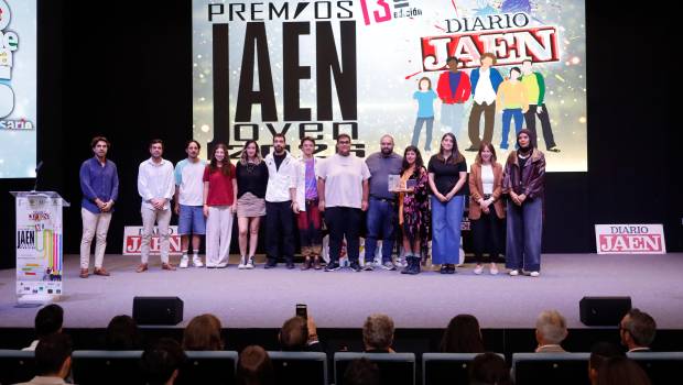 <i>El equipo de Verdesur, encabezado por Mariano Zamora y Estíbaliz Moure, con Juanjo y César Díaz, de Oposiciones Díaz, y las concejalas del Ayuntamiento de Alcalá la Real Rocío Garrido y Mercedes Linares. / Jason Moyano / Diario JAÉN. </i>