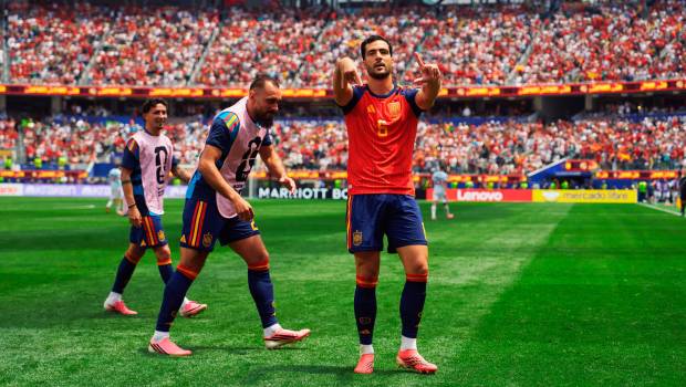 <i>Mikel Merino celebra, con Borja Iglesias, el gol que dio la victoria a España ante Bélgica. / RFEF</i>