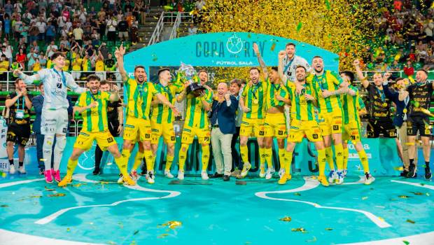 <i>Jugadores y equipo técnica del Jaén Paraíso Interior celebran su primera Copa del Rey, en Cáceres. / RFEF. </i>