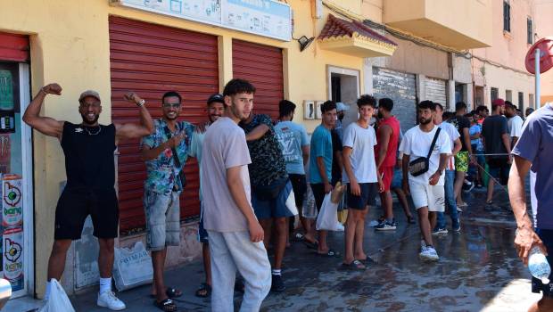 <i>Varias personas hacen cola en un punto de atención humanitaria. / Gabriela Sardá Núñez / Europa Press.</i>