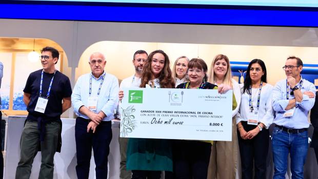 <i>Marta Oti y Pilar Parra posan con el premio. / Diputación de Jaén.</i>