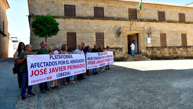 <i>Un grupo de víctimas sostiene la pancarta recién estrenada de la Plataforma de Afectados por el Abogado José Javier Peinado. / Jesús Delgado / Inmaculada Cejudo.</i>