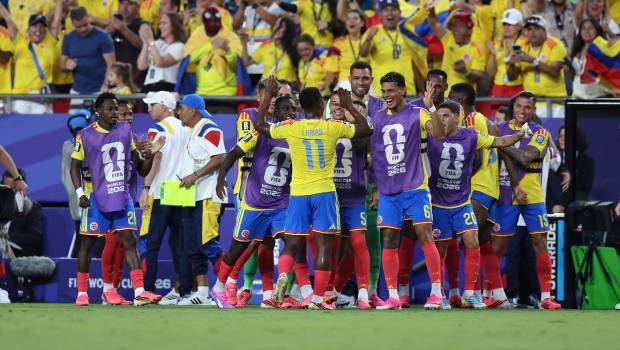 <i>Jhon Arias celebrando su gol frente a Ghana junto a sus compañeros del banquillo. / Europa Press. </i>
