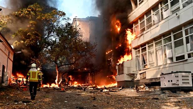 <i>Imagen de archivo de un incendio provocado por un ataque ruso en Kiev, la capital de Ucrania. / Europa Press. </i>