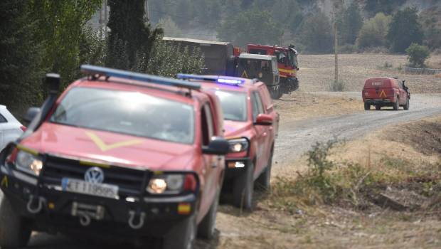 <i>Vehículos de la UME durante las labores de extinción de un incendio forestal. / Europa Press. </i>