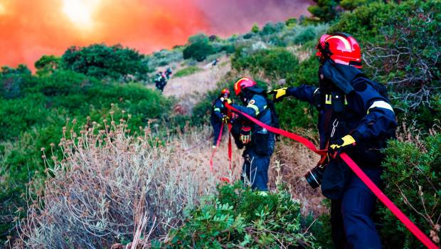 <i>Bomberos combaten los incendios extendidos en Grecia. / Europa Press.</i>