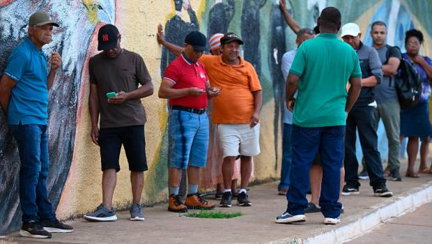<i>Colas para votar en la segunda vuelta de las elecciones presidenciales en Brasil.</i>