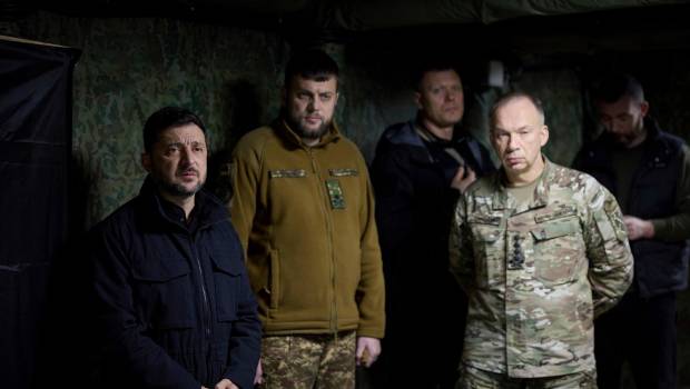 <i>El presidente ucraniano, Volodimir Zelenski, junto al comandante en jefe de las Fuerzas Armadas, Oleksandr Sirski. Archivo. / Europa Press.</i>