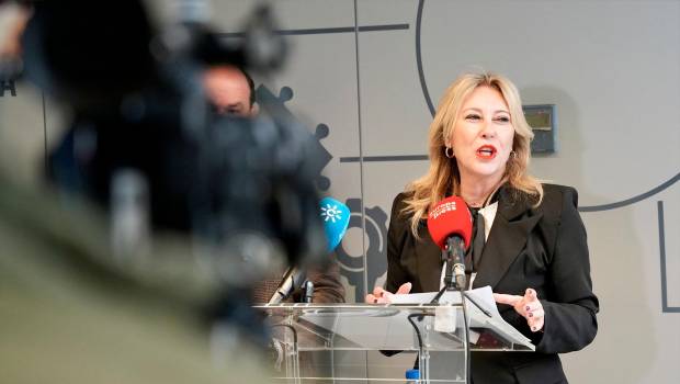 <i>La consejera de Economía, Carolina España, en las instalaciones de la Unidad Aceleradora de Proyectos en Sevilla. / Eduardo Briones / Europa Press. </i>