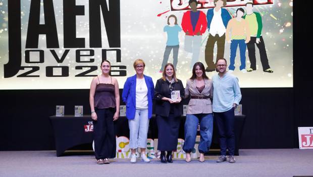 <i>Lorena Padilla recoge el premio entregado por Paula Algar, coordinadora de directores de Entrepinares del Mercadillo, junto a varios compañeros de Jóvenes con Gracia. / Jason Moyano / Diario JAÉN. </i>